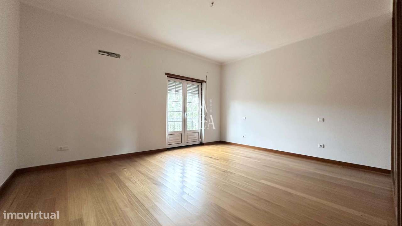 Quinta com 3 Habitações 2 Armazéns e 1 ha de Vinha em Barbeita Monção.-17
