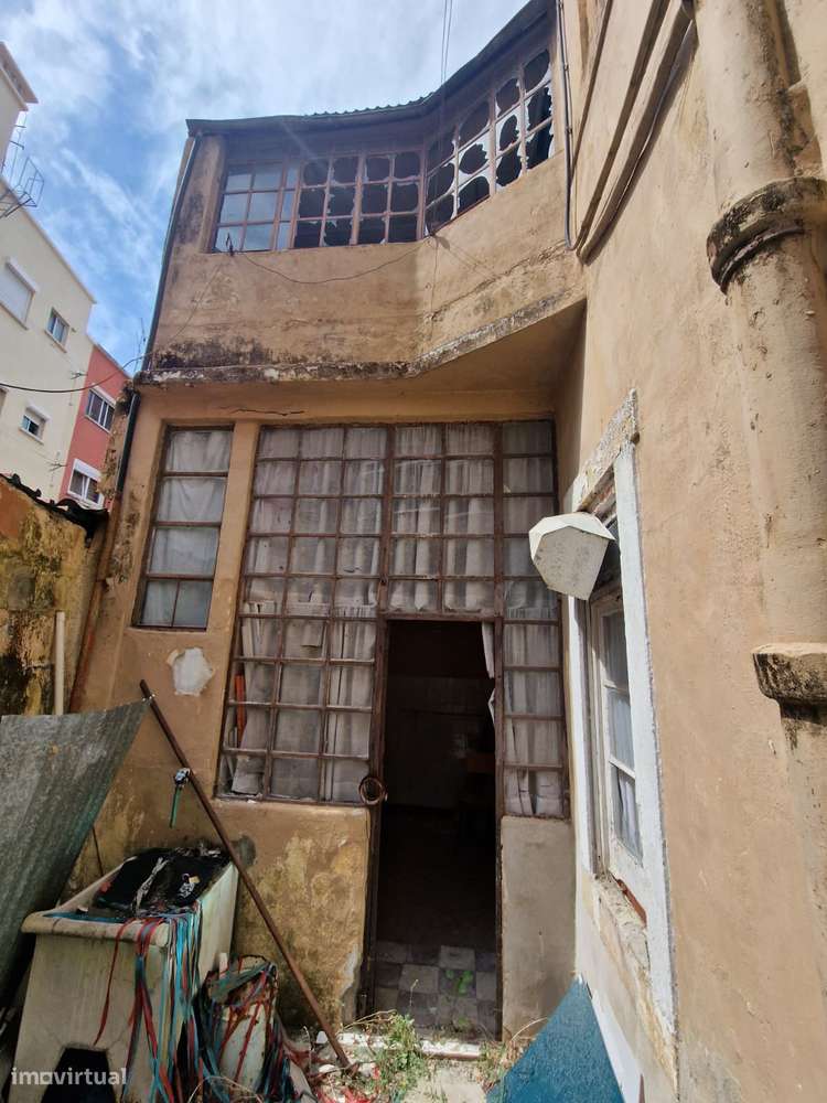 Moradia de dois pisos para remodelar - centro da Amadora-25