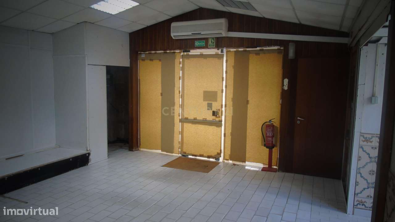 Estacionamento Com logradouro com 75 m2  e Zona de Arrumos com 48 m2-3