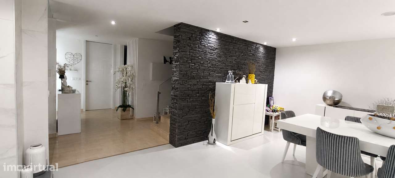 Moradia T5 de Luxo com Piscina e Garagem-3