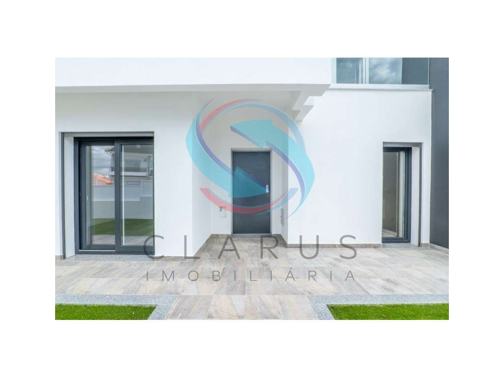 Moradia geminada à venda na Rua Infante Dom Henrique s/n-29