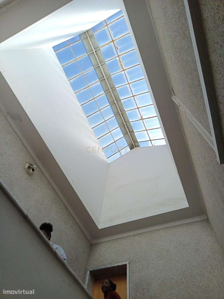 T3 com Sótão Amplo e Potencial para Duplex — Torre da Marinha-11