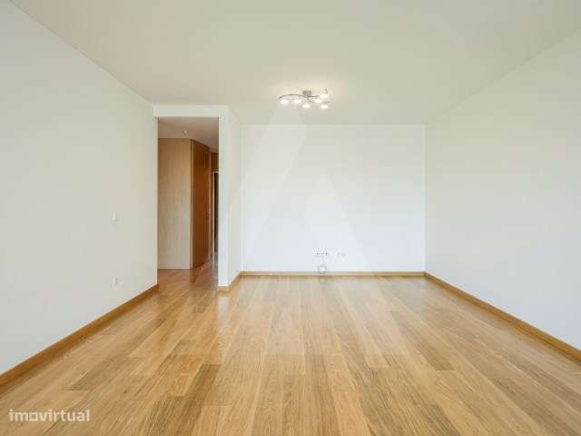 Apartamento T2 com varandas e garagem fechada no centro de Aveiro-11