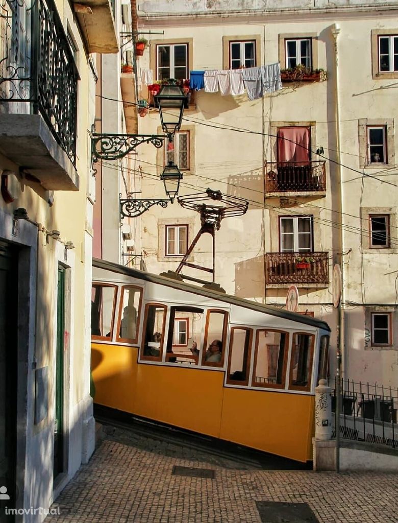 Prédio para venda no Largo de Santo António na Bica