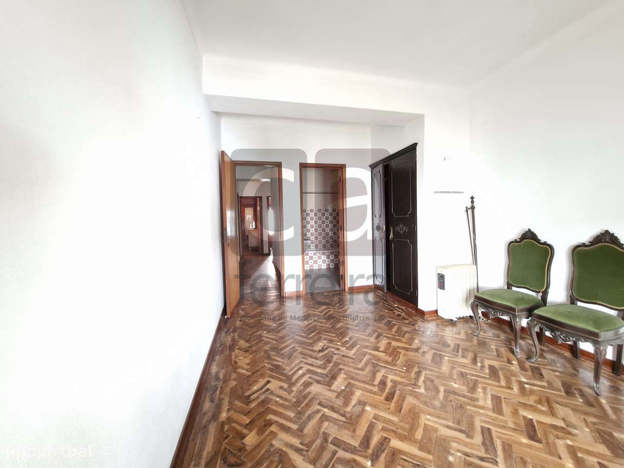 Moradia T4+2 em Almeirim com garagem e quintal-16