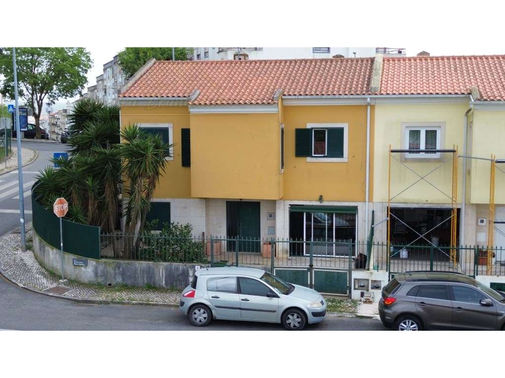 Moradia T4 com Logradouro e Garagem-34