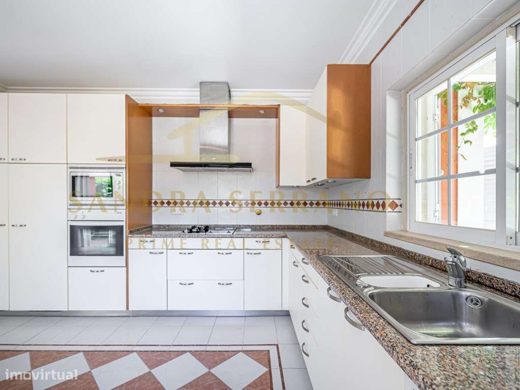 Moradia de traça tradicional com 7 assoalhadas-16