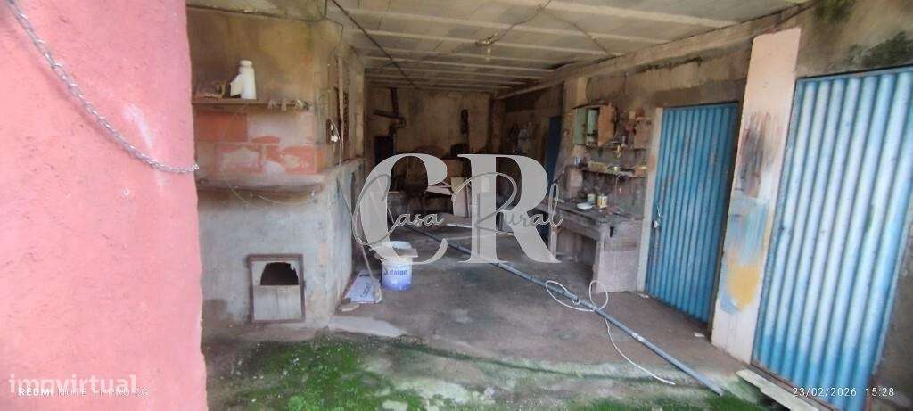 Moradia T3 com vários anexos, terreno e poço-28