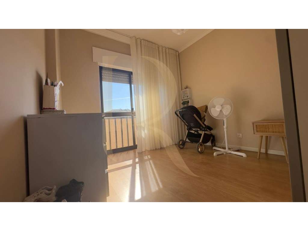 Apartamento T3 com elevador, marquise e arrecadação no Fogueteiro-20