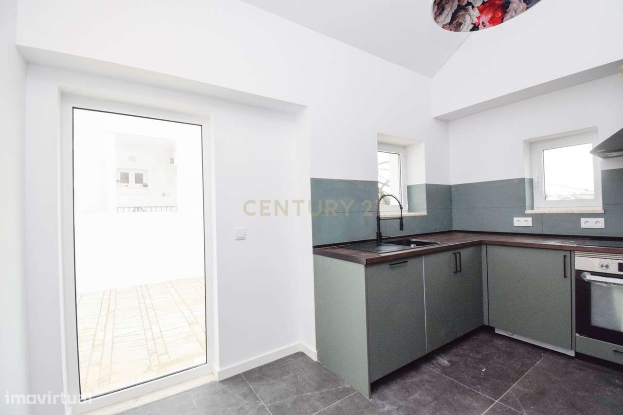 MORADIA T2 com Jardim * Bairro tranquilo em Cova da Piedade Almada-11