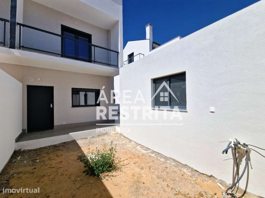 MORADIA T3 GEMINADA COM GARAGEM E TERRAÇO SUPERIOR NA QUINTA DO CONDE-19
