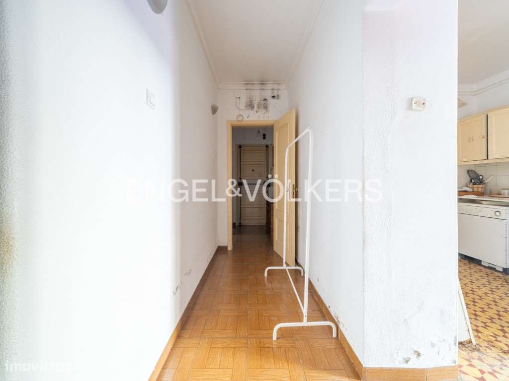 Apartamento para remodelação com estacionamento no Areeiro-9