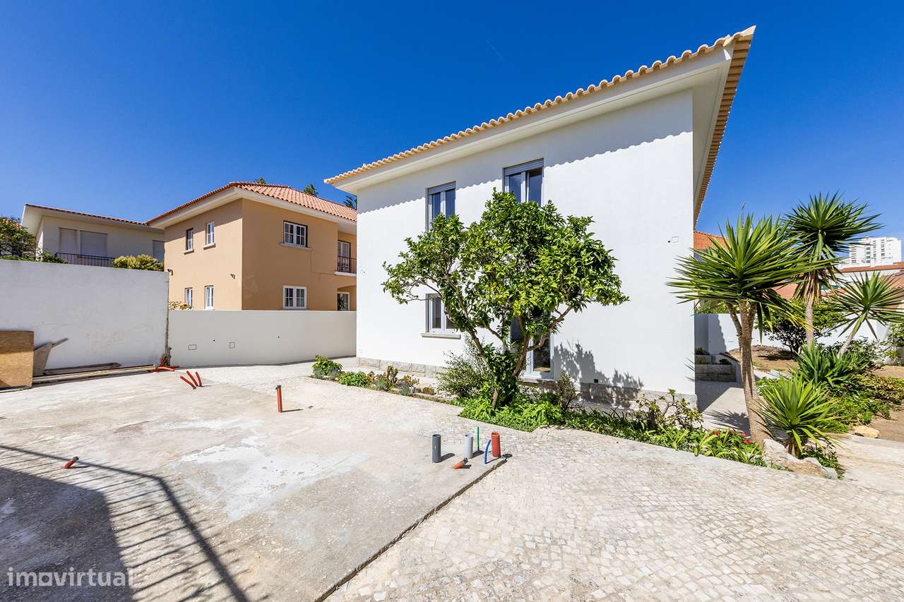Moradia de Charme Reabilitada no centro da Parede com 434m² de Terreno-3