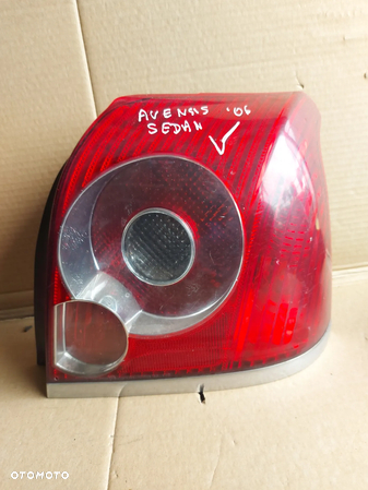 Lampa prawa tylna prawy tył Toyota Avensis T25 - 1