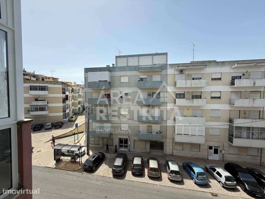 Apartamento T4 transformado em T3 no Laranjeiro-22