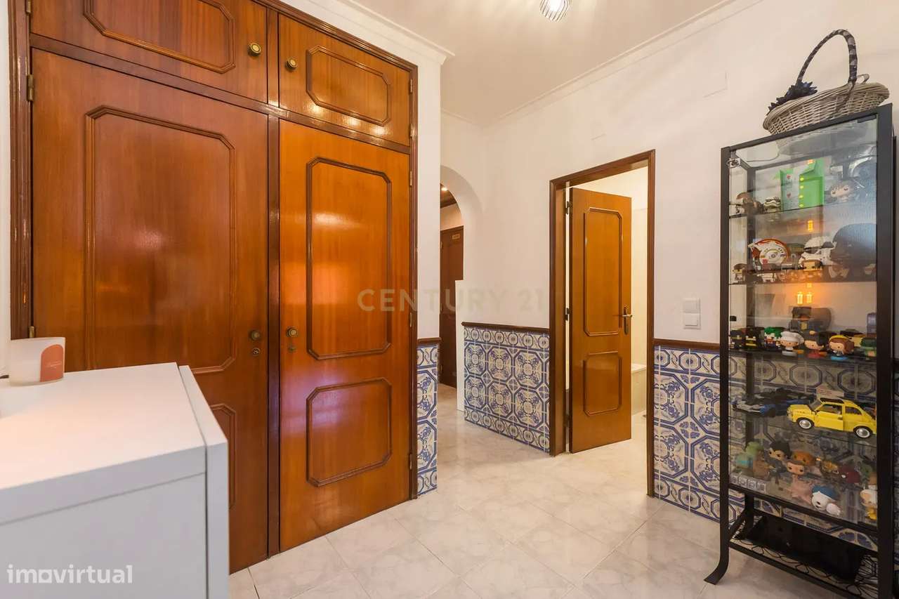 Apartamento T2 em bom estado, parcialmente remodelado-13