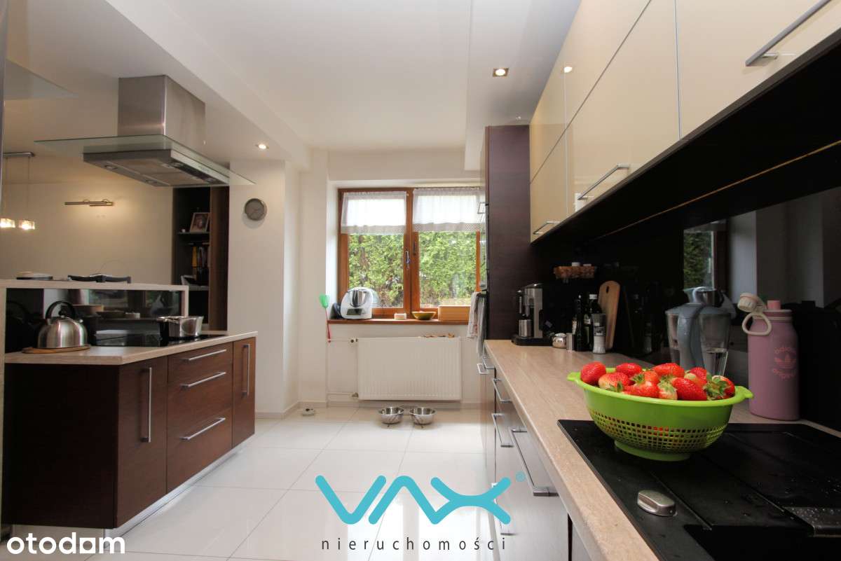 Dom w centrum, duża działka, garaże-3