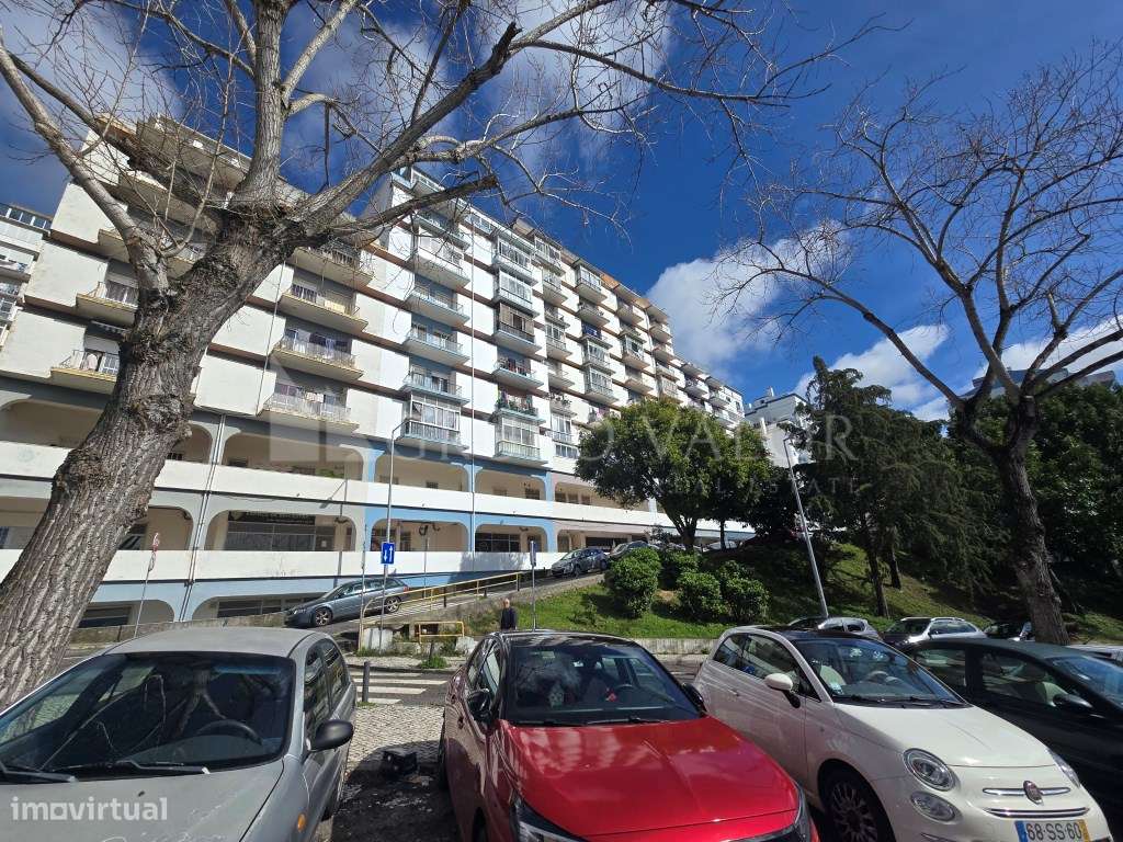 Apartamento T2 com estacionamento coberto privativo na Rinchoa (Rio...-0