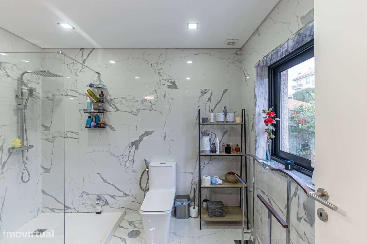 Moradia T4+1 renovada com anexo e jardim em Canidelo-9
