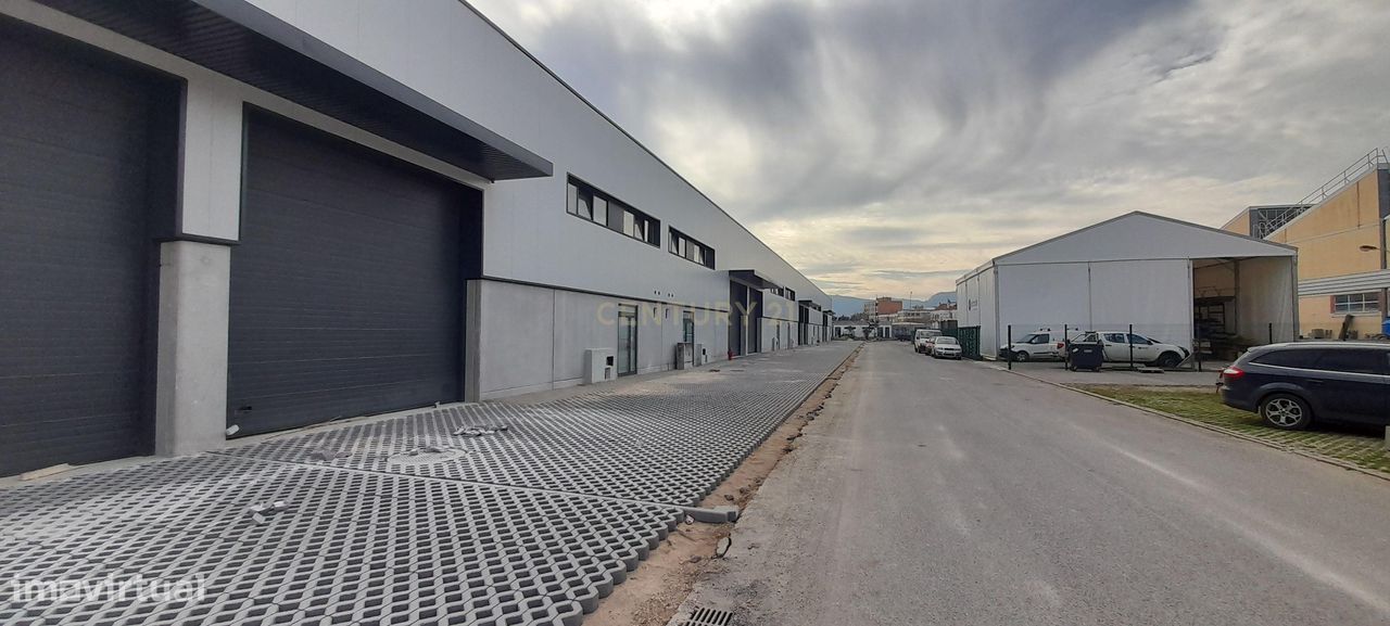 Armazém situado num condomínio fechado em Arruda dos Vinhos - Grande imagem: 1/8