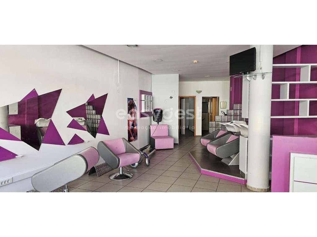 Loja no Centro da Marinha Grande preparada para salão de cabeleireiros - Grande imagem: 2/27