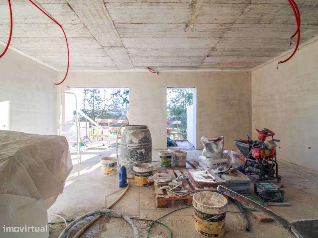 Moradia T4 Geminada com piscina na Sobreda-7