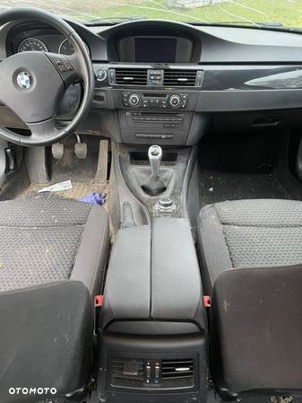 BMW Seria 3 318i - 23