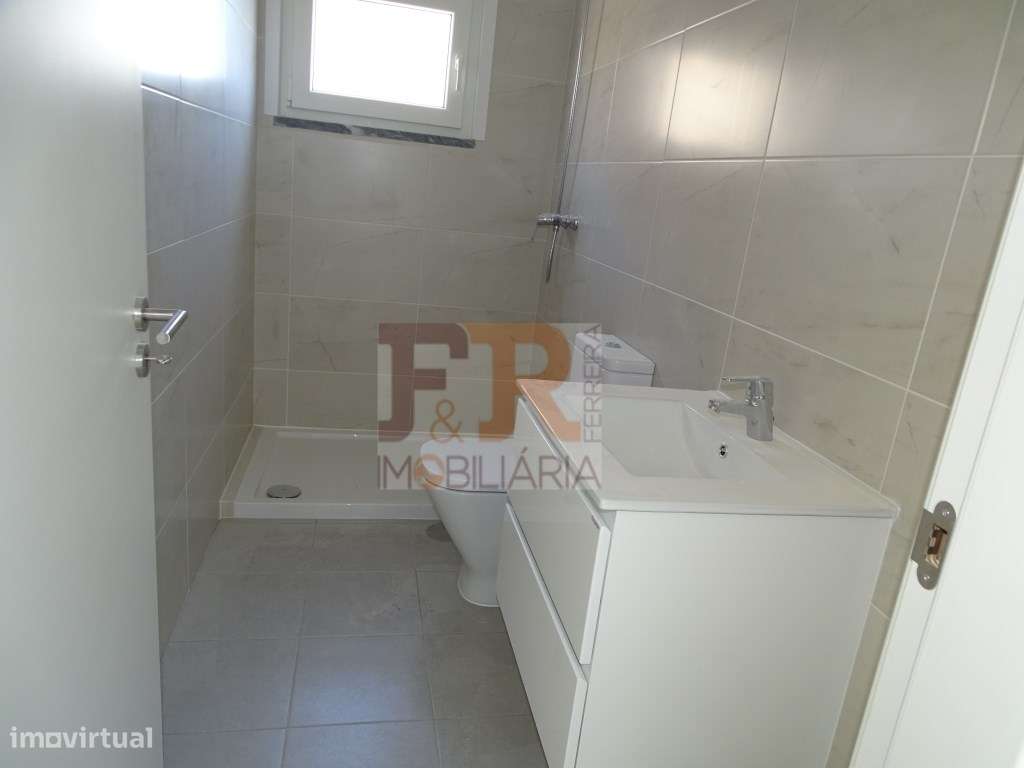 Moradia Geminada Duplex T3 semi-nova com Pérgula , Fernão Ferro
di...-11