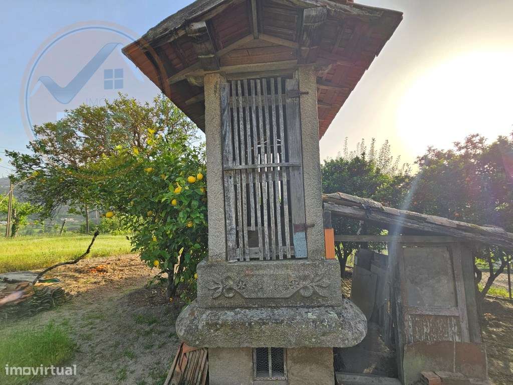 Moradia T4, em pedra, com terreno de 2.366 m² e Espigueiro datado d...-45