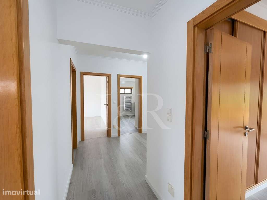 Moradia T5 com varandas, jardim e garagem no Feijó, Almada-19