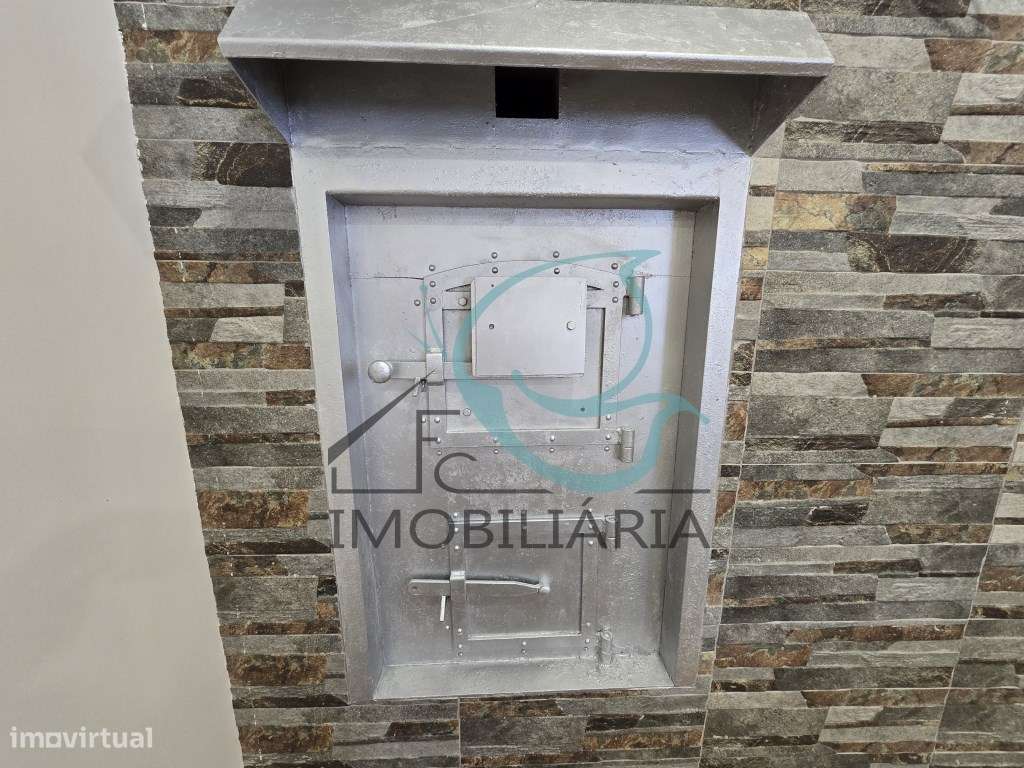 EXCLUSIVO - Excelente moradia de 2 pisos, com licença AL-17