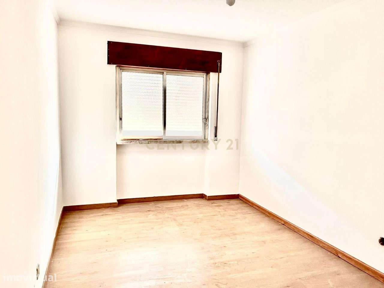 Venda conjunta de apartamento e dois armazéns em Caneças (Ponte da Bic-11