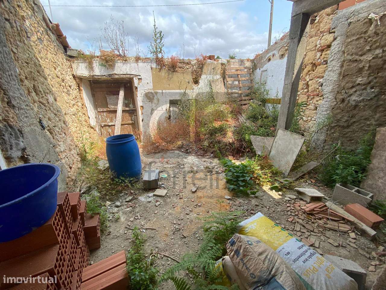 Moradia térrea no centro de Alcanhões para recuperar-6