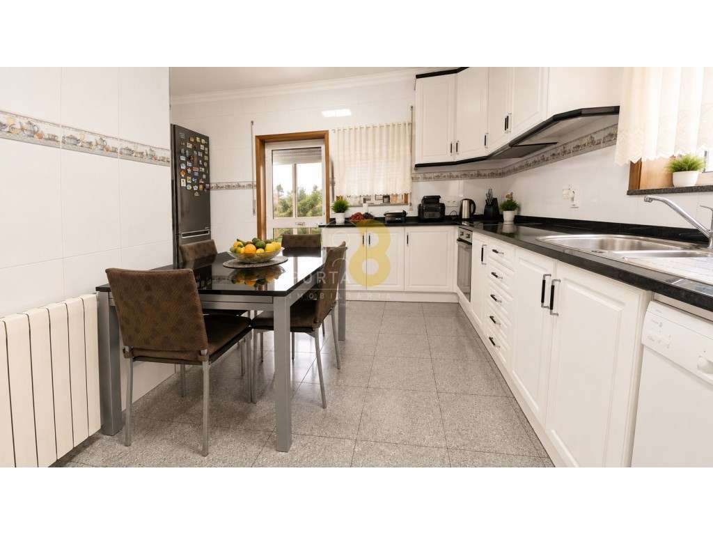 Moradia de 4 Frentes | 320 m² de Construção | Terreno com 496 m² | ...-3