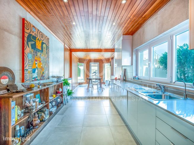 Moradia T4 + 1 com jardim e piscina, em Bicesse, Cascais-11