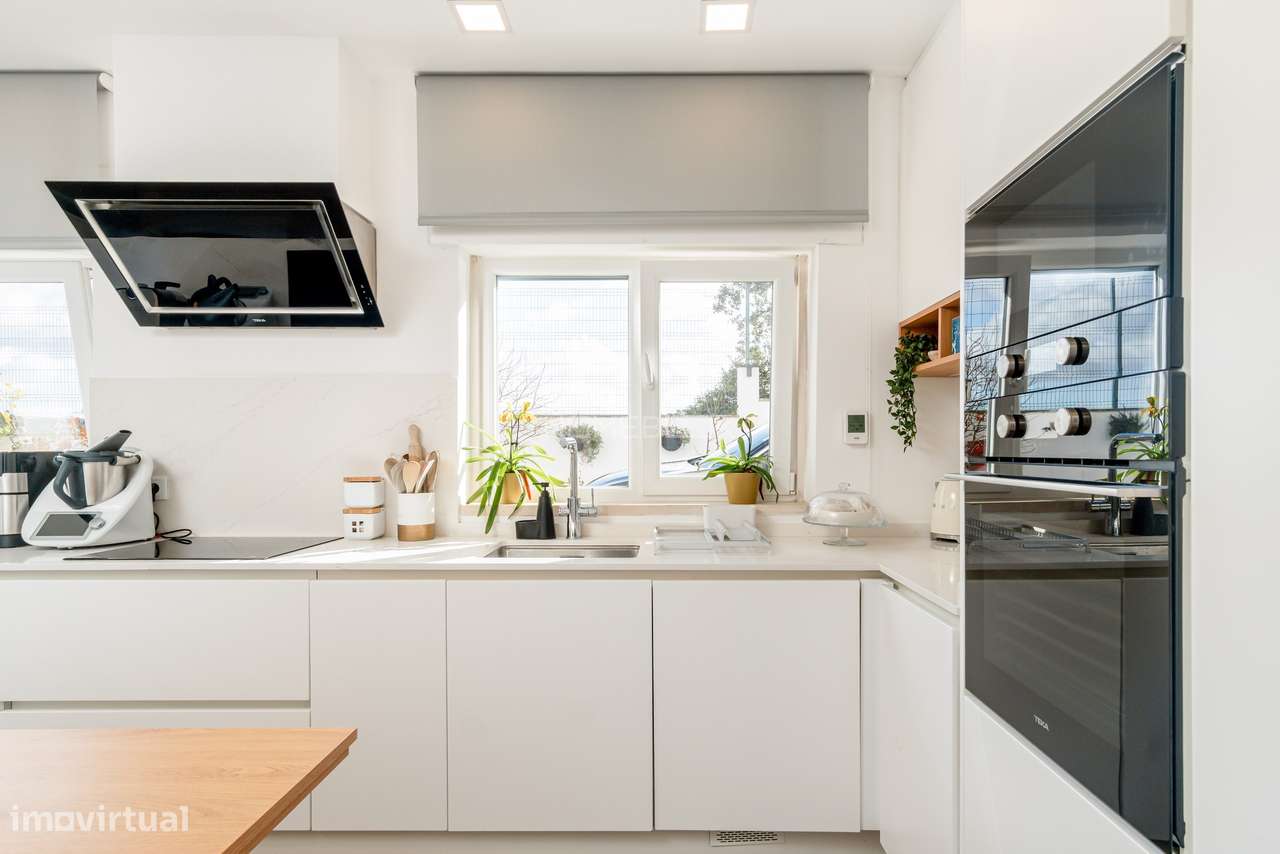 Moradia T5 renovada em condomínio fechado com piscinas, campo de ténis-20