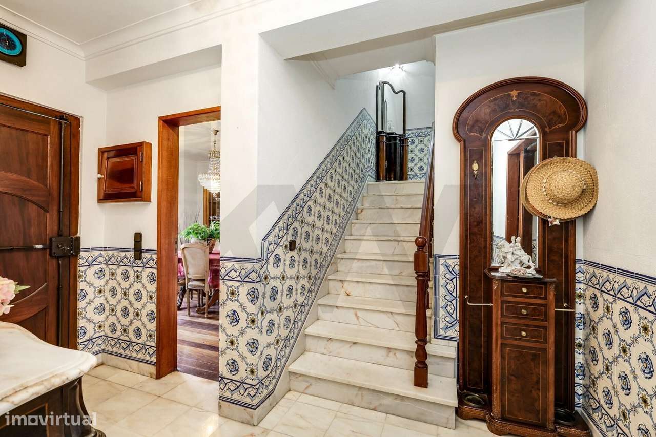 Moradia T6 em Sintra com jardim, garagem e vista de mar ao fundo-4