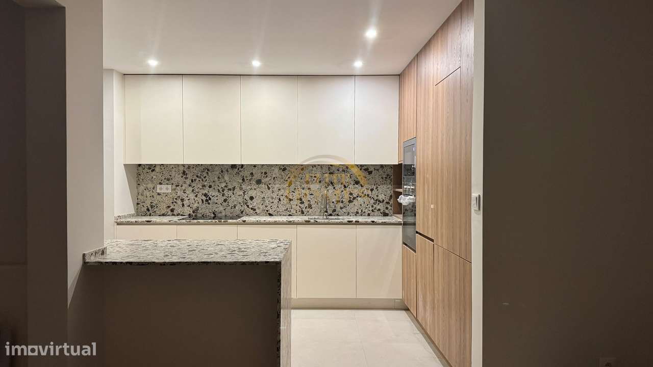 Apartamento T5 convertido num Luxuoso T3 – Av. Conde Valbom, Avenidas-5