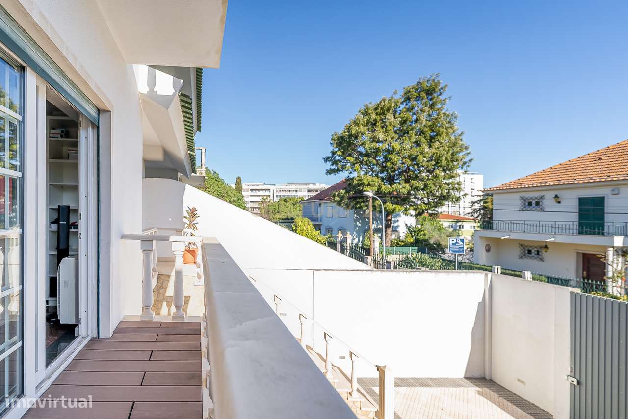 Moradia de Luxo T4 com Piscina e Jardim em Alvalade-23