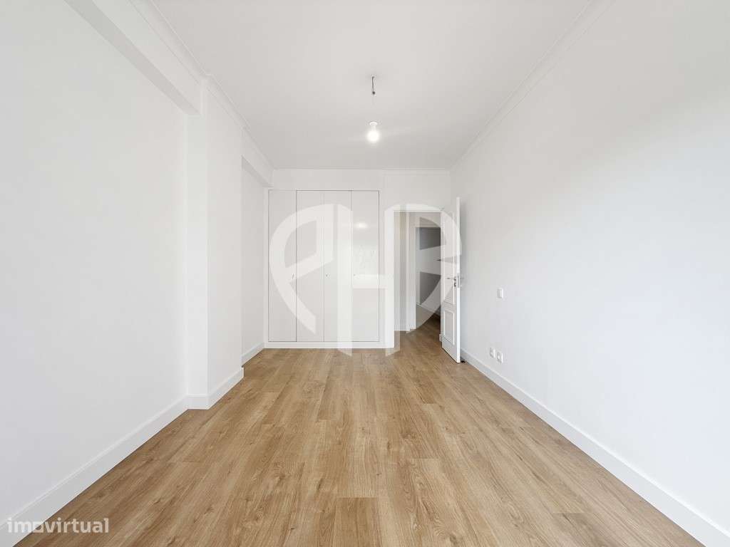 Apartamento T3 Totalmente Remodelado // Estrada da Luz-23
