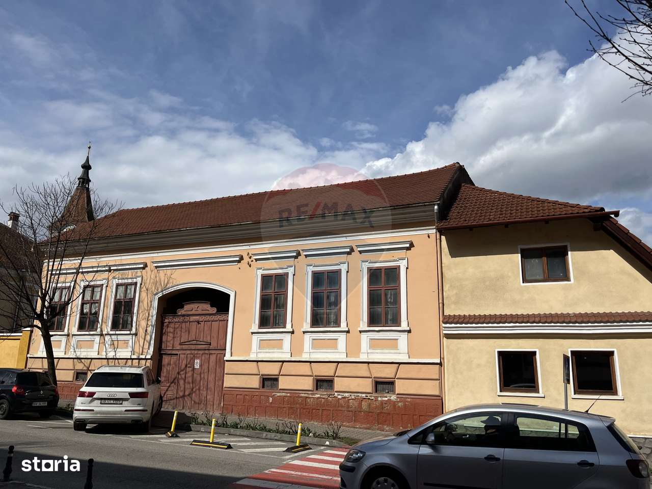 Casă / Vilă cu 10 camere de vânzare în zona Ultracentrală Râșnov-0