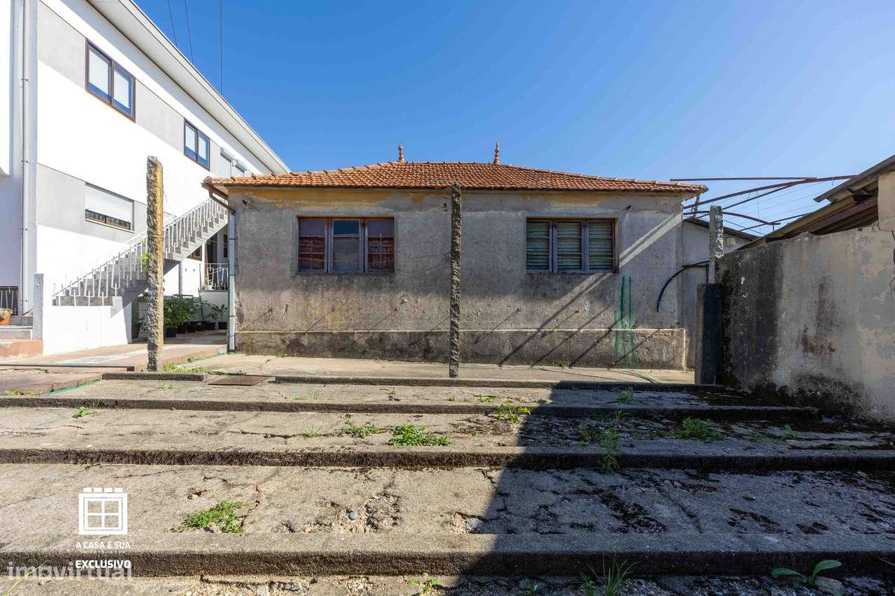 Moradia térrea para restauro em Serzedo-0