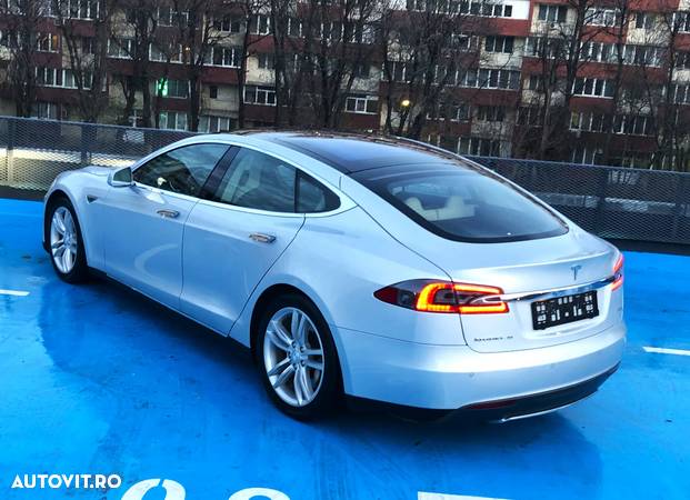 Tesla Model S - 7