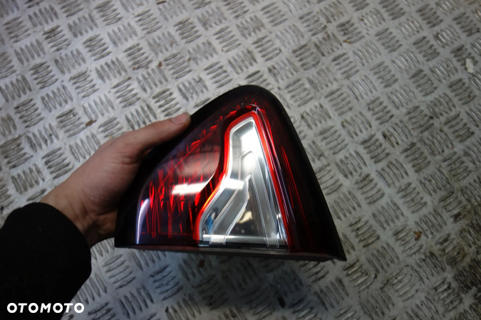 LAMPA PRAWY TYŁ W KLAPĘ RENAULT CAPTUR - 3