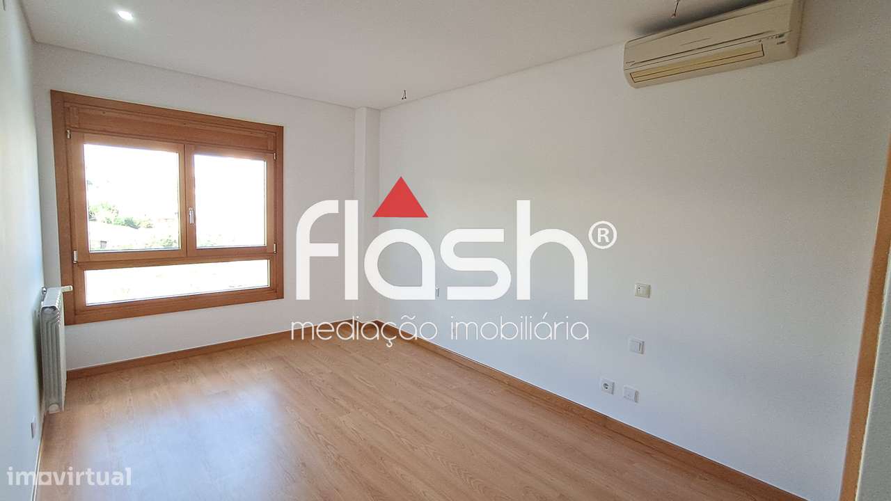 Apartamento T3 com 4 parqueamentos em Odivelas-19