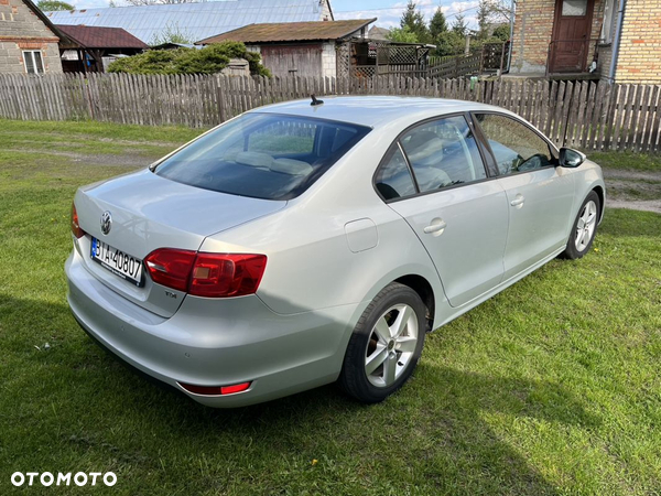 Volkswagen Jetta 1.6 TDI Comfortline - 4