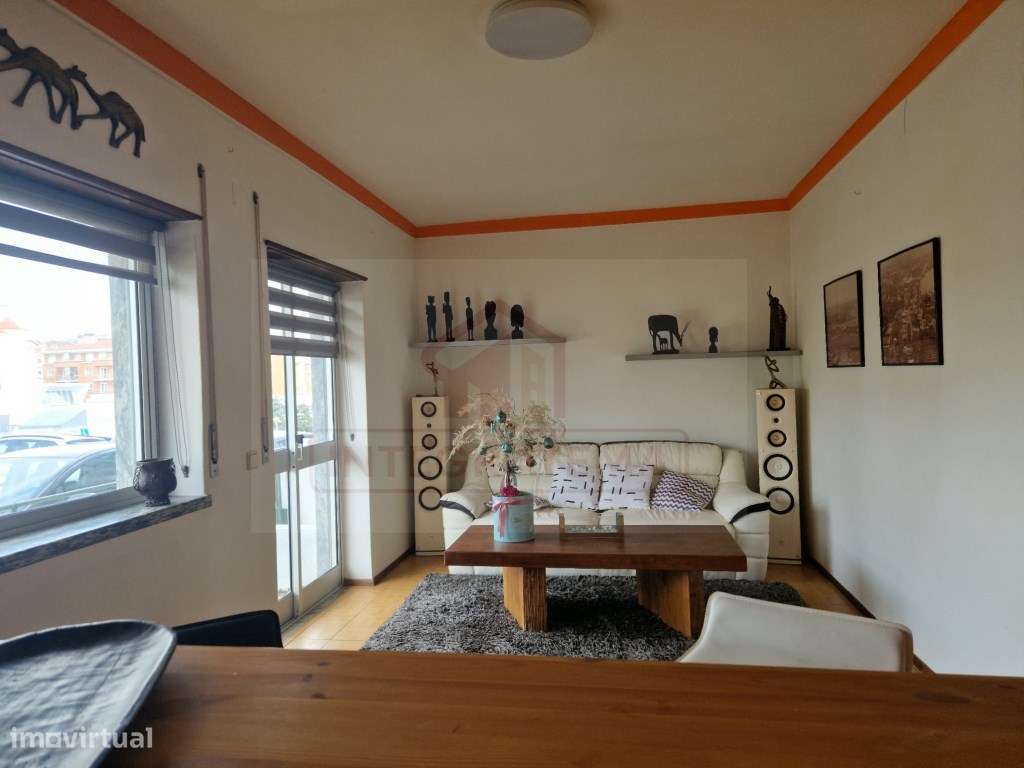 Apartamento T2 com garagem nas Caldas da Rainha-0