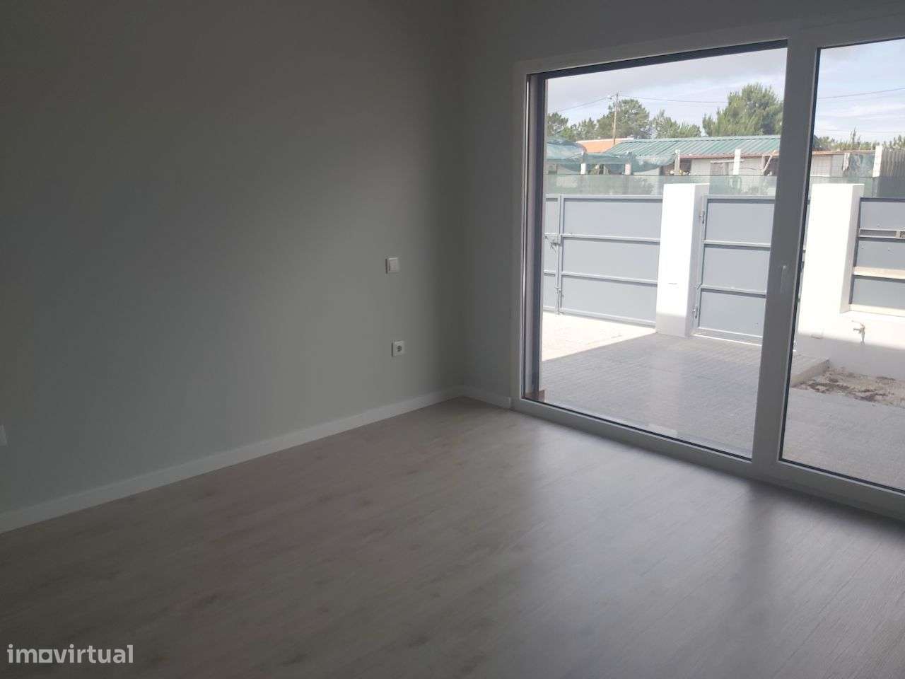 Moradia Isolada Térrea com 4 Ass. Piscina-13