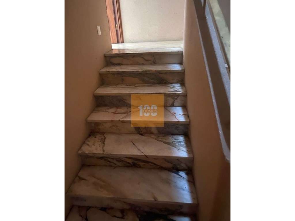 Prédio para reabilitar na Mouzinho da Silveira - Grande imagem: 3/30