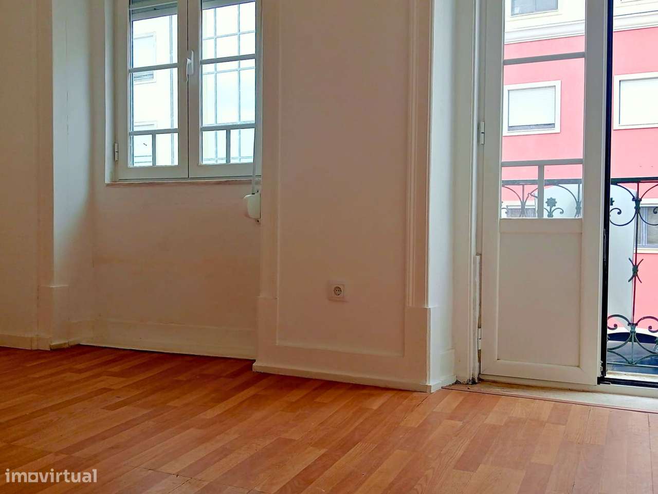 Prédio de 2 Pisos no Centro de Santarém - Grande imagem: 3/11